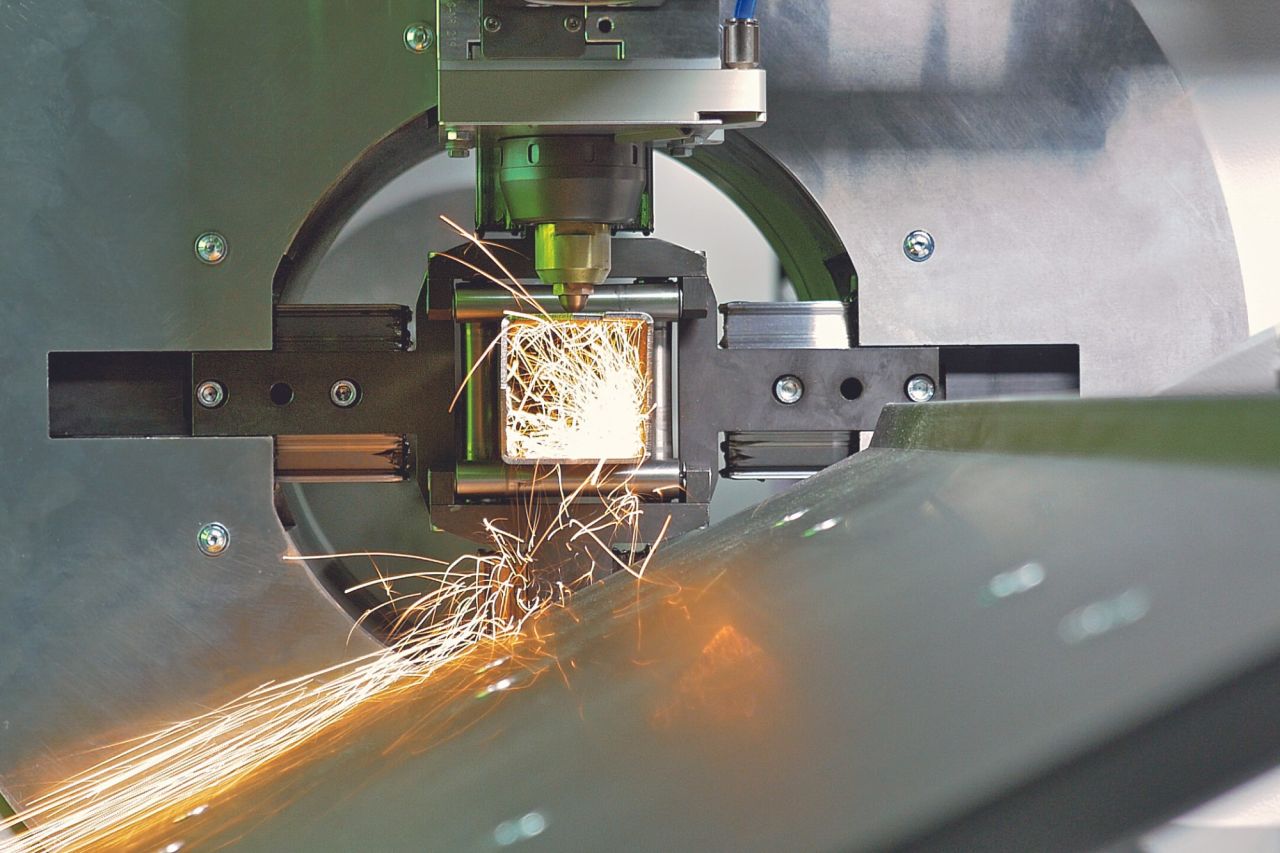 laser cutting head cuts a square metal profile