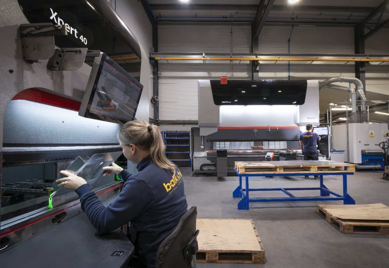 Combination with the small 40-ton press brake and the newcomer 320 