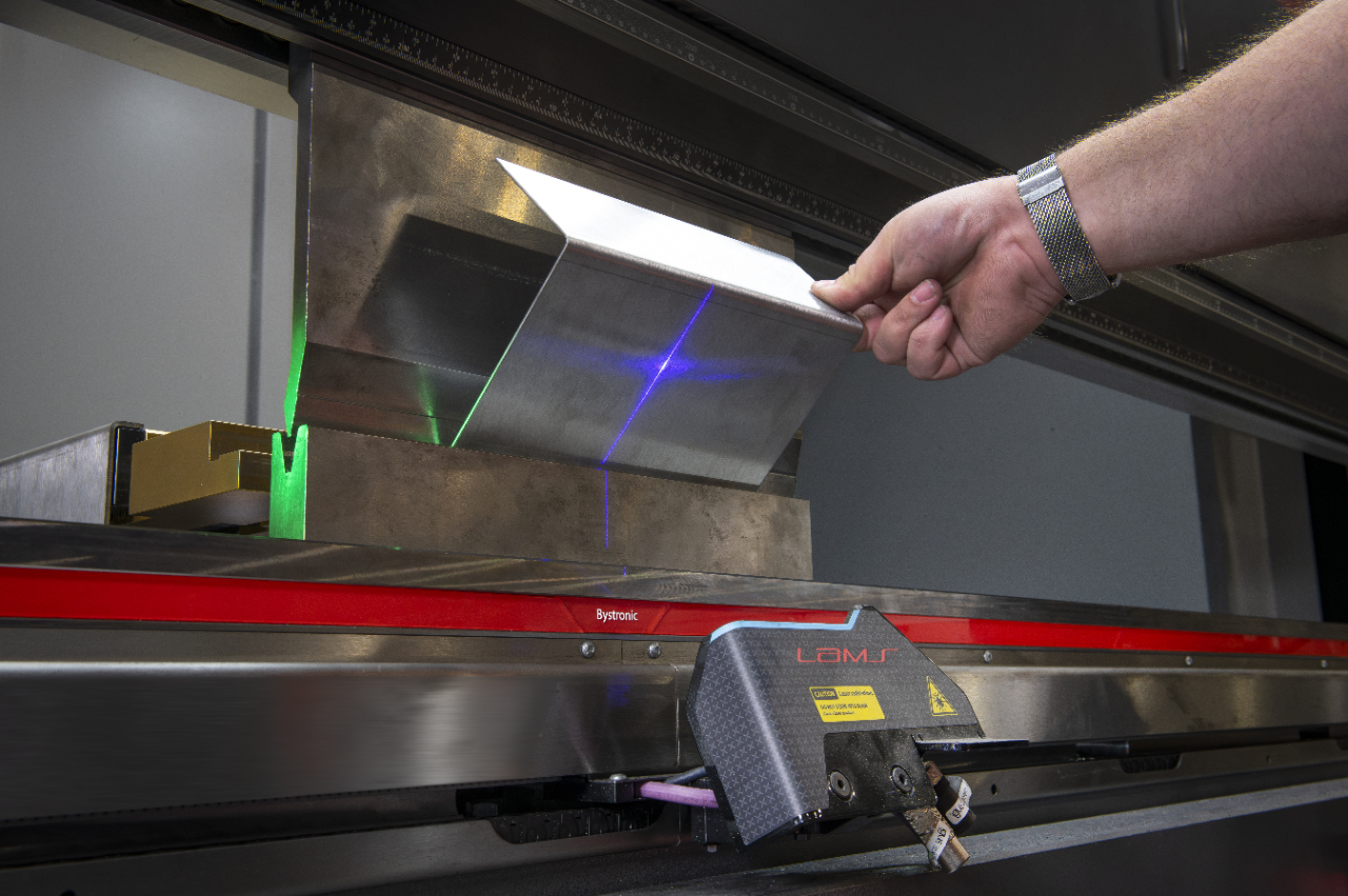 LAMS reads the degrees and corrects during bending 