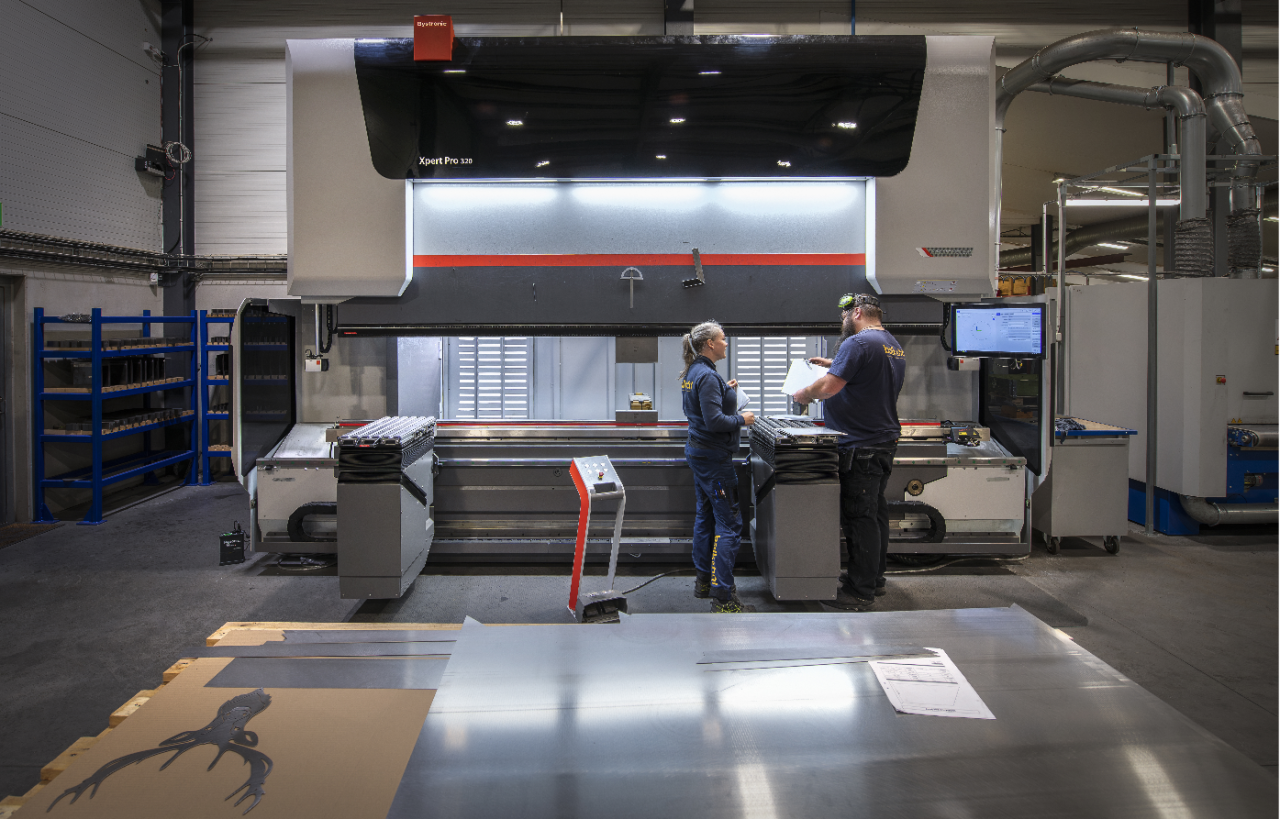 Press brakOperators Anna Larsson and Kristian Olsson plan the day's runs 