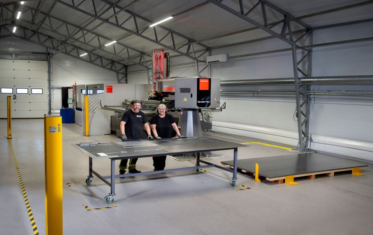 Workflow of sheet metal from the pallet to the finished cut placed on the table