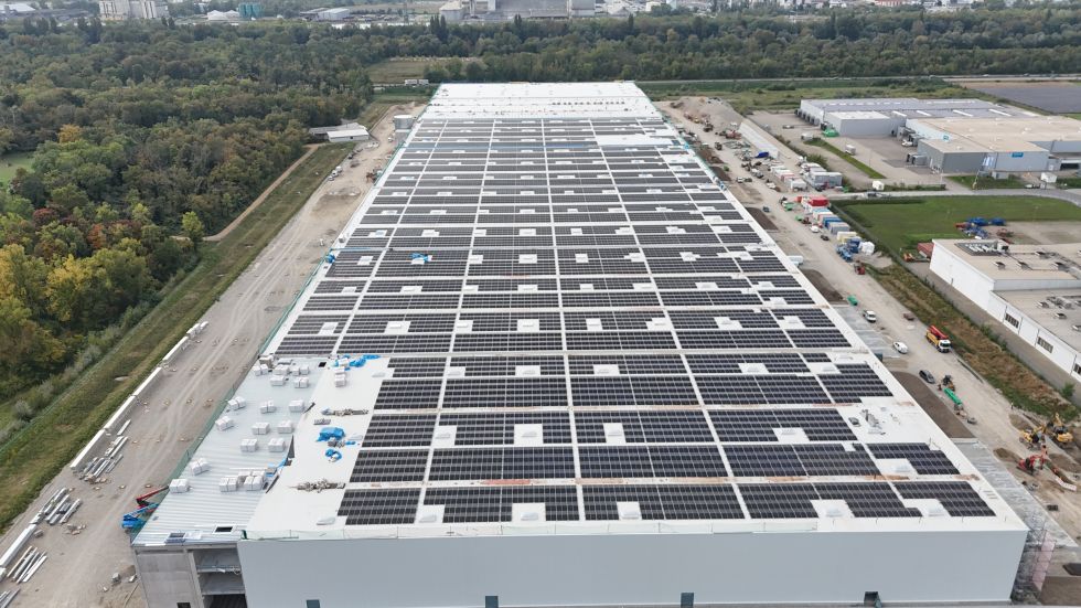 Das Dach von Bidirex ist von Solarpanels bedeckt