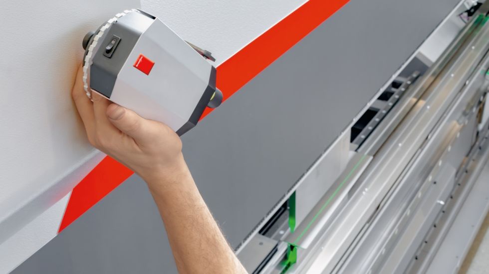 Mobil einsetzen: Der Easy Fix Biegelinienlaser ist mobil und kann bequem auf nahezu allen Abkantpressen eingesetzt werden.