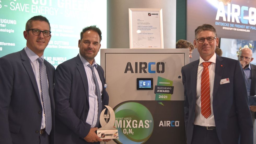 (由左至右) Johannes Weigel (AIRCO Systems GmbH 项目经理)、Carsten Sell (AIRCO Systems GmbH 销售主管) 和 Marius van der Hoeven (Bystronic Deutschland GmbH 总经理) 为共同获奖感到高兴。