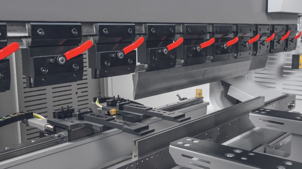Insert height and stroke length expansion: This option makes it possible to use higher tools enabling to users to process parts with lower bending edges. (Option)