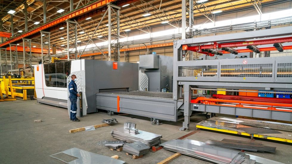 The two new fiber laser systems from Bystronic are the mainstays of the giant production hall.