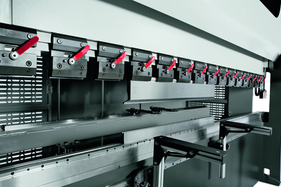 The closed O-frame design of the Xpress offers sufficient space for applications along the entire bending length.