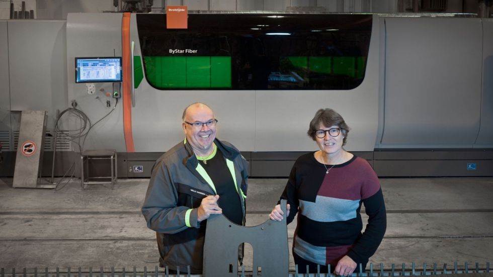 Jörgen Lundqvist och Anette Lindgren framför den nya stjärnan i Byske.