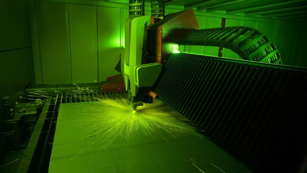 Den nya kraftfulla fiberlasern på 12 kW har ersatt två tidigare laserskärmaskiner och samtidigt ordentligt kapat ledtider i produktionen säger Claes-Göran Claeson VD på Alfing i Älmhult.